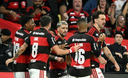 El mediocampista uruguayo del Flamengo #10 Giorgian de Arrascaeta (C) celebra tras anotar en duelo ante Independiente del Valle por cuartos de final de Copa Libertadores, en Rio de Janeiro, el 17 de setiembre de 2026