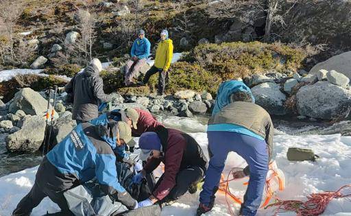 Un equipo de rescate traslada el cuerpo de la esquiadora francesa Juliette Willmann el 29 de septiembre de 2026 en el Cerro Crestón, cerca de El Chalten, en Argentina