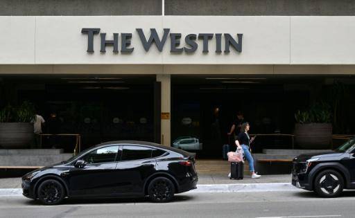 Una mujer arrastra su maleta el 1 de mayo de 2026 a la entrada de un hotel de Los Ángeles