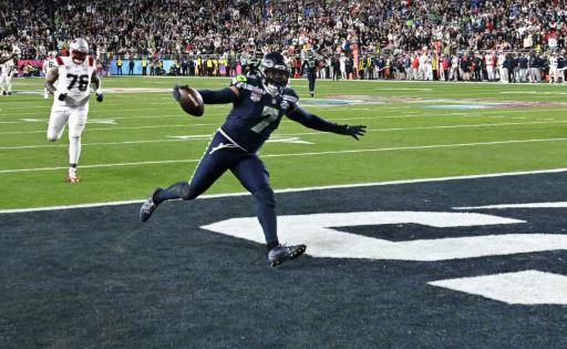 El linebacker Uchenna Nwosu celebra su touchdown en la victoria de los Seattle Seahawks en el Super Bowl el 8 de febrero de 2026