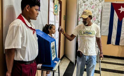 Un hombre deposita su voto para los comicios municipales en la urna de un colegio electoral de La Habana, el 27 de noviembre de 2022