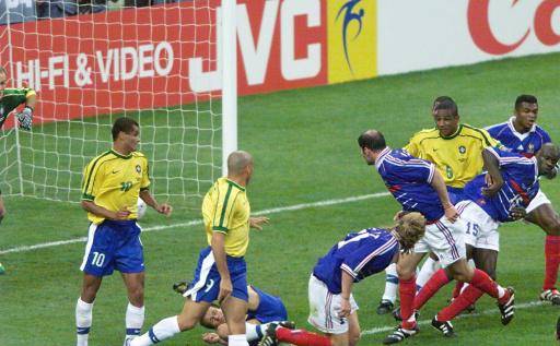 Zinédine Zidane marcando uno de sus goles para Francia ante Brasil en la final del Mundial de 1998. En Saint-Denis (periferia norte de París), el 12 de julio de 1998