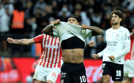 El neerlandés Memphis Depay reacciona tras fallar un penal en la derrota 1-0 de Corinthians ante Estudiantes de La Plata en la vuelta de los cuartos de final de la Copa Libertadores, en la Neo Química Arena, en Sao Paulo, el 16 de septiembre de 2026