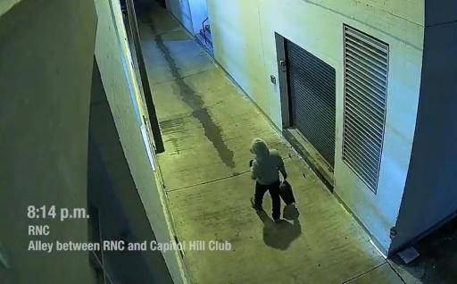 Una captura de pantalla de las imágenes de vigilancia publicadas por el FBI del presunto atacante con bombas caseras.