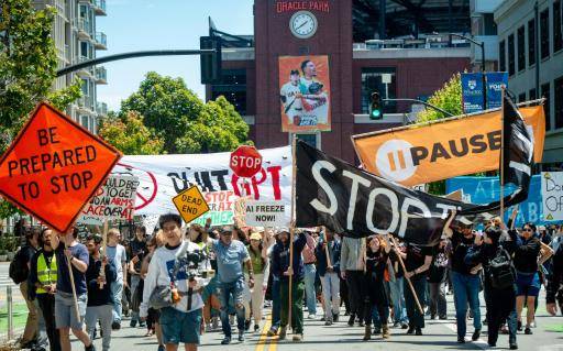 Manifestantes participan en una marcha bajo el lema Detengan la carrera de la IA en San Francisco, en julio