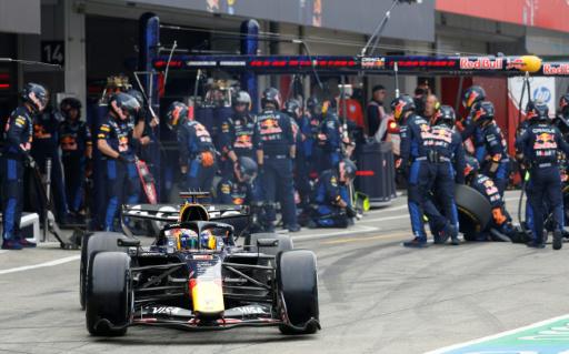 El piloto neerlandés de Red Bull, Max Verstappen, parte tras realizar un pit stop durante el GP de Japón de F1, en el circuito de Suzuka, el 29 de marzo de 2026