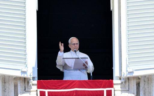 El papa León XIV se dirige a la multitud congregada en la plaza de San Pedro desde su ventana del palacio Apostólico para el rezo del 'Regina Coeli', el 3 de mayo de 2026 en el Vaticano
