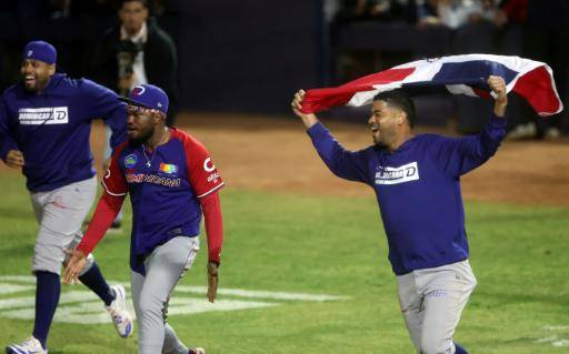 Los jugadores de los Leones del Escogido de República Dominicana celebran su victoria sobre los Charros de Jalisco de México en la Serie del Caribe de béisbol, en la ciudad mexicana de Mexicali, el 8 de febrero de 2025