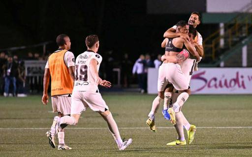 Los jugadores de Alajuelense celebran ganar el campeonato en la tanda de penaltis del partido final de la Copa Centroamericana CONCACAF entre Xelaju de Guatemala y Alajuelense de Costa Rica en el estadio Mario Camposeco en Quetzaltenango, Guatemala, el 3 de diciembre de 2025