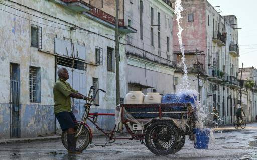 La escasez de agua fuerza a cubanos a cavar pozos para abastecerse