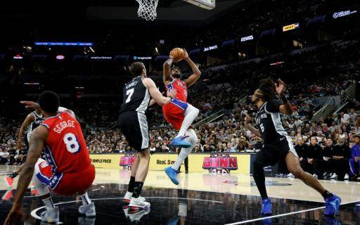 Joel Embiid encesta para los Philadelphia 76ers en su partido de la NBA contra los Spurs el 6 de abril de 2026 en San Antonio (Texas, EEUU)