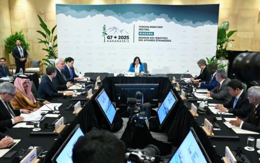 La Ministra de Relaciones Exteriores de Canadá, Anita Anand (C), lidera una sesión del G7+ sobre seguridad marítima durante la Reunión de Ministros de Relaciones Exteriores del G7 en el White Oaks Resort en Niagara-on-the-Lake, Canadá, el 12 de noviembre de 2025.