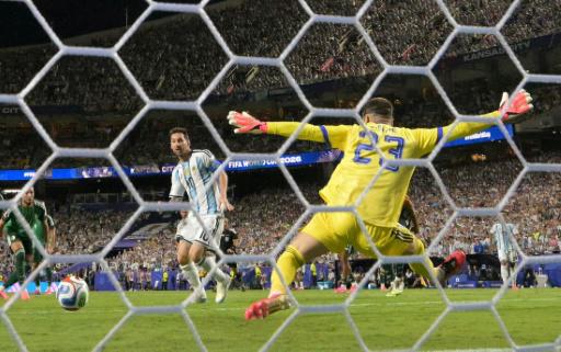 Con triplete histórico de Messi, Argentina golea a Argelia en su debut mundialista