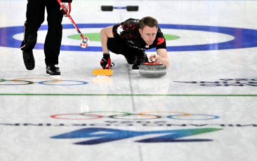 El canadiense Marc Kennedy durante el partido de la fase de grupos del torneo olímpico de curling contra Estados Unidos, el 13 de febrero de 2026 en Cortina d'Ampezzo (norte de Italia)