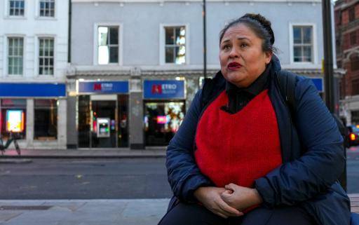Roxana Panozo Alba, de 46 años, una migrante de Bolivia que trabaja como limpiadora en el turno nocturno en un edificio de oficinas en Londres, posa para una fotografía tras una entrevista con AFP en Londres, el 21 de noviembre de 2025. En la última década, la fuerza laboral nocturna de Reino Unido, compuesta por unos nueve millones de personas, ha pasado a depender cada vez más de los migrantes, a medida que disminuye el número de trabajadores nacidos en el Reino Unido que realizan trabajo nocturno. Panozo Alba ha trabajado de noche durante ocho años para poder estar con sus hijos —de seis y 15 años— durante el día y porque no habla inglés, lo que limita sus oportunidades.