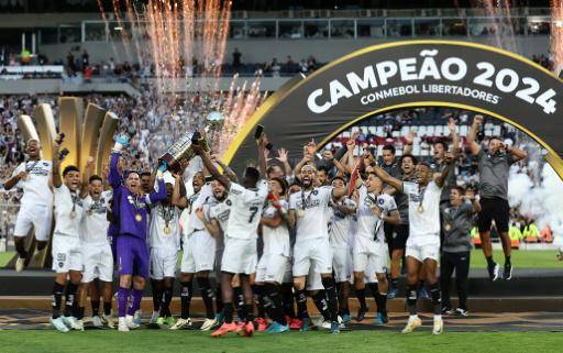 Los jugadores del Botafogo celebran la conquista de la Copa Libertadores de 2024 el 20 de noviembre de 2024 en el estadio Monumental, en Buenos Aires
