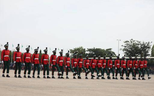 La Brigada de Guardias Nigeriana marcha en Abuya el 1 de octubre de 2021 para festejar el 61º aniversario de la independencia