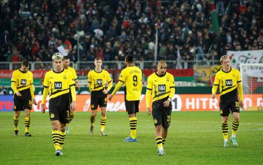 Borussia Dortmund tropieza de nuevo al empatar 1-1 en Augsburgo