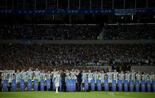 El astro argentino Lionel Messi celebra con sus compañeros de la selección albiceleste durante una ceremonia de reconocimiento a los jugadores ganadores de la Copa del Mundo, luego del partido amistoso entre Argentina y Panamá en el estadio Monumental de Buenos Aires el 23 de marzo de 2023