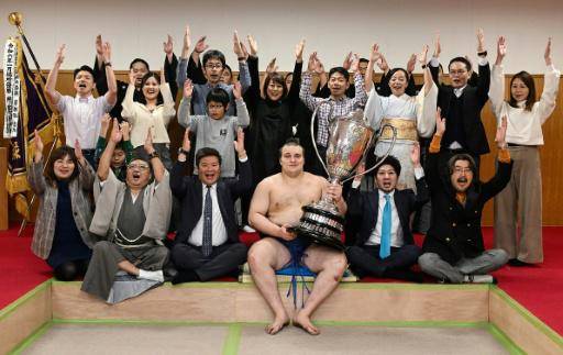 El luchador de sumo ucraniano Danylo Yavhusishyn, también conocido por el nombre artístico de Aonishiki, ganó el Gran Torneo de Sumo de Kyushu, el 23 de noviembre de 2025 en Japón