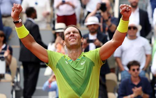 El tenista español Rafael Nadal se emociona tras vencer al noruego Casper Ruud en la final del torneo de Roland Garros, en París, el 5 de junio de 2022