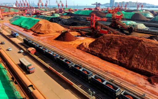 Mineral de hierro en el puerto de Qingdao, China, el 5 de noviembre de 2025