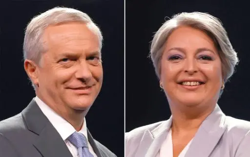 Los candidatos a la presidencia de Chile José Antonio Kast, del Partido Republicano, y Jeannette Jara, de la coalición Unidad por Chile, en un debate de televisón en Santiago el 9 de diciembre de 2025
