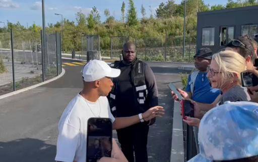 Mbappé firma autógrafos y posa con hinchas tras quedar fuera de gira del PSG