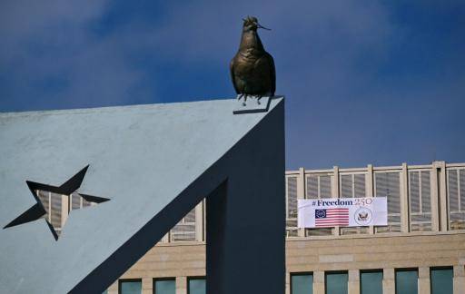 El edificio de la Embajada de Estados Unidos muestra un cartel que dice Freedom 250 para conmemorar las celebraciones del 4 de julio por el 250º aniversario de la independencia de Estados Unidos, en La Habana, el 28 de octubre de 2026.