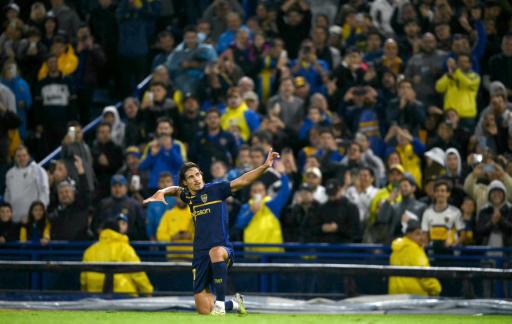 Edinson Cavani celebra un gol de Boca Juniors ante Godoy Cruz en la liga argentina el 16 de abril de 2024 en Buenos Aires