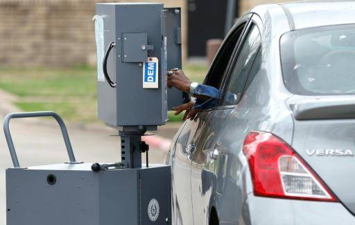 Un votante participa en las elecciones primarias al Senado de EEUU el 3 de marzo de 2026 en la Biblioteca Martin Luther King, Jr. de Dallas, Texas