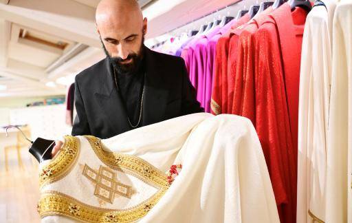El modisto de lo sagrado que ha vestido a tres papas