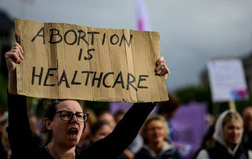 Una manifestante aboga por el derecho al aborto, el 17 de septiembre de 2022 en Berlín