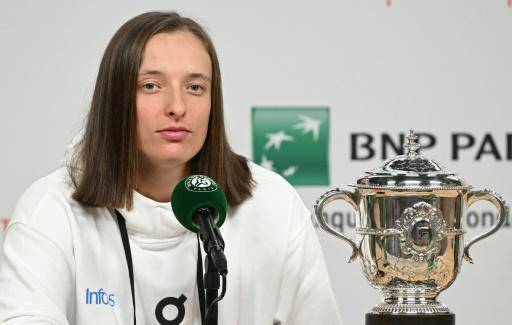 La presión era enorme, respira aliviada Swiatek tras ganar la final