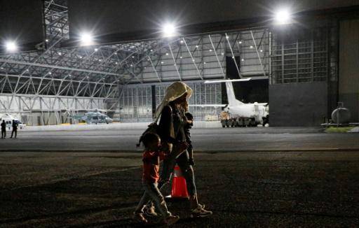 Unos venezolanos abordan un vuelo el 22 de mayo de 2026 en la Base Aeronaval Teniente Octavio Rodríguez, en Ciudad de Panamá, para ser repatriados