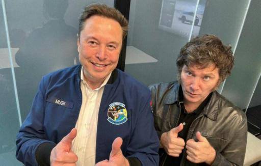 El presidente de Argentina, Javier Milei (der.), posó para una foto con el director ejecutivo de Tesla, Elon Musk (izq.), durante una visita a una fábrica de esa marca en la ciudad texana de Austin, en el sur de EEUU, el 12 de abril de 2024