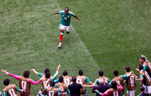 Julián Quiñones celebra con los suplentes mexicanos el primer gol del Mundial, en la victoria por 2-0 contra Sudáfrica, en el Estadio Azteca de Ciudad de México el 11 de junio de 2026