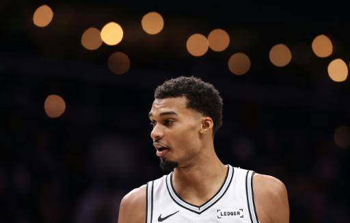 Wembanyama despluma a los Hawks y los 76ers frenan a los Knicks