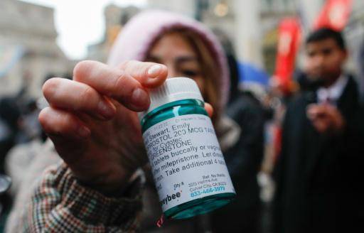 Una activista proaborto muestra un bote de pastillas abortivas el 25 de marzo de 2023 en una manifestación en Nueva York