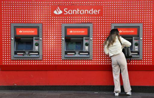 Una persona saca dinero en un distribuidor del banco Santander en Liverpool, Inglaterra, el 19 de marzo de 2025