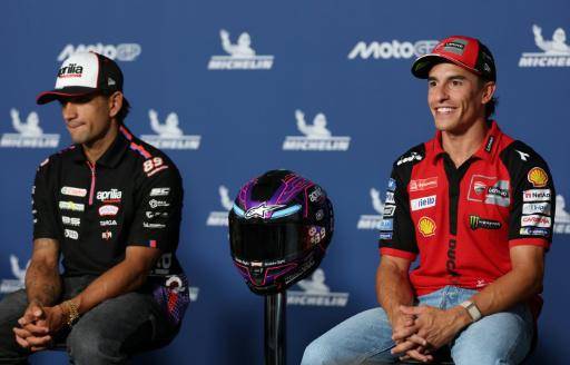 El piloto de Ducati Marc Márquez (d) y el de Aprilia Jorge Martín atienden una rueda de prensa en el circuito de Motorland en Alcañiz el 27 de agosto de 2026