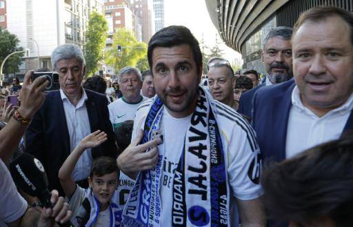 El candidato a la presidencia del Real Madrid Enrique Riquelme (c) a su llegada al estadio Santiago Bernabéu para un partido de LaLiga entre el Real Madrid y el Athletic Club el 23 de mayo de 2026