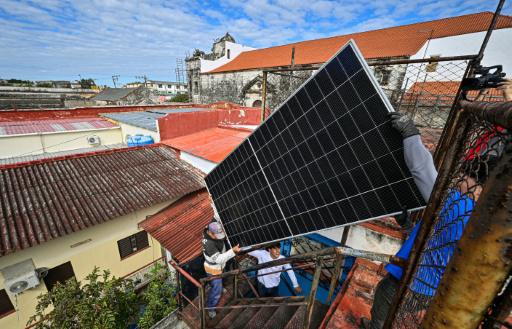 En Cuba, carbón y paneles solares para sobrellevar la crisis energética