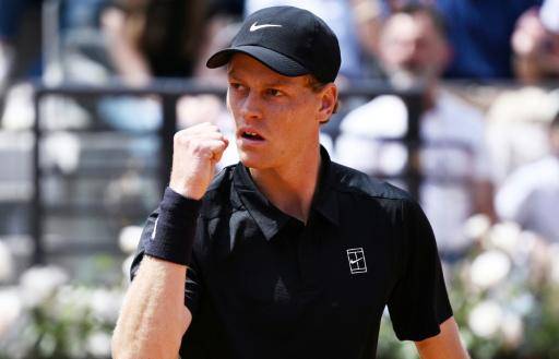 El italiano Jannik Sinner celebra un punto ante el ruso Andrey Rublev en cuartos del Masters 1000 de Roma, el 14 de mayo de 2026 en el Foro Itálico