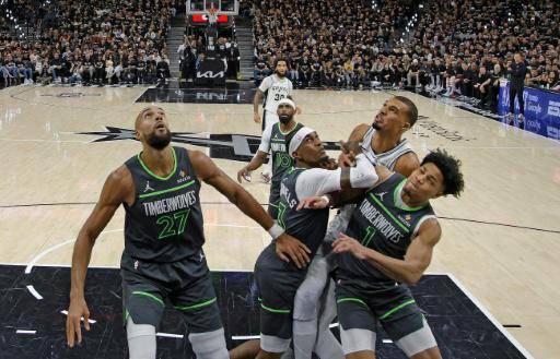Wemby escapa de nuevas sanciones y jugará el martes los playoffs de la NBA, según una fuente