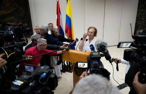 Vera Grabe, representante del gobierno colombiano, habla ante la prensa tras firmar un acuerdo de extensión del alto el fuego, el 6 de febrero de 2024 en La Habana