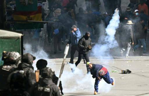 Nuevos choques en las protestas en Bolivia pese a que el presidente recorta su salario