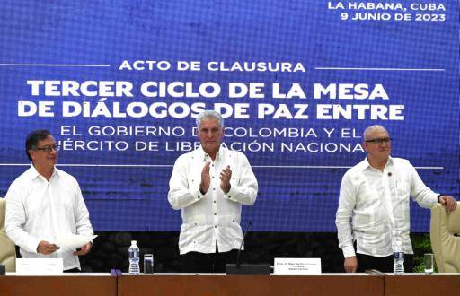 El presidente de Colombia, Gustavo Petro (I), su par cubano, Miguel Díaz-Canel, y el líder del ELN, Antonio García, durante la firma de una tregua en La Habana el 9 de junio de 2023