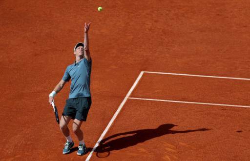El número uno del mundo, Jannik Sinner, sirve durante el partido de octavos de final del Masters 1000 de Madrid contra el británico Cameron Norrie el 28 de abril de 2026 en la Caja Mágica