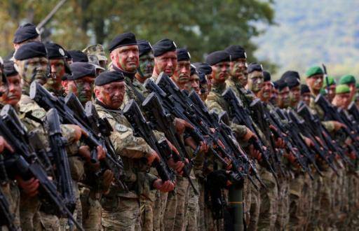 Soldados croatas con armas de infantería, durante las mayores maniobras militares de las fuerzas armadas croatas en los últimos siete años, el 17 de septiembre de 2025 cerca de la ciudad de Slunj (Croacia)